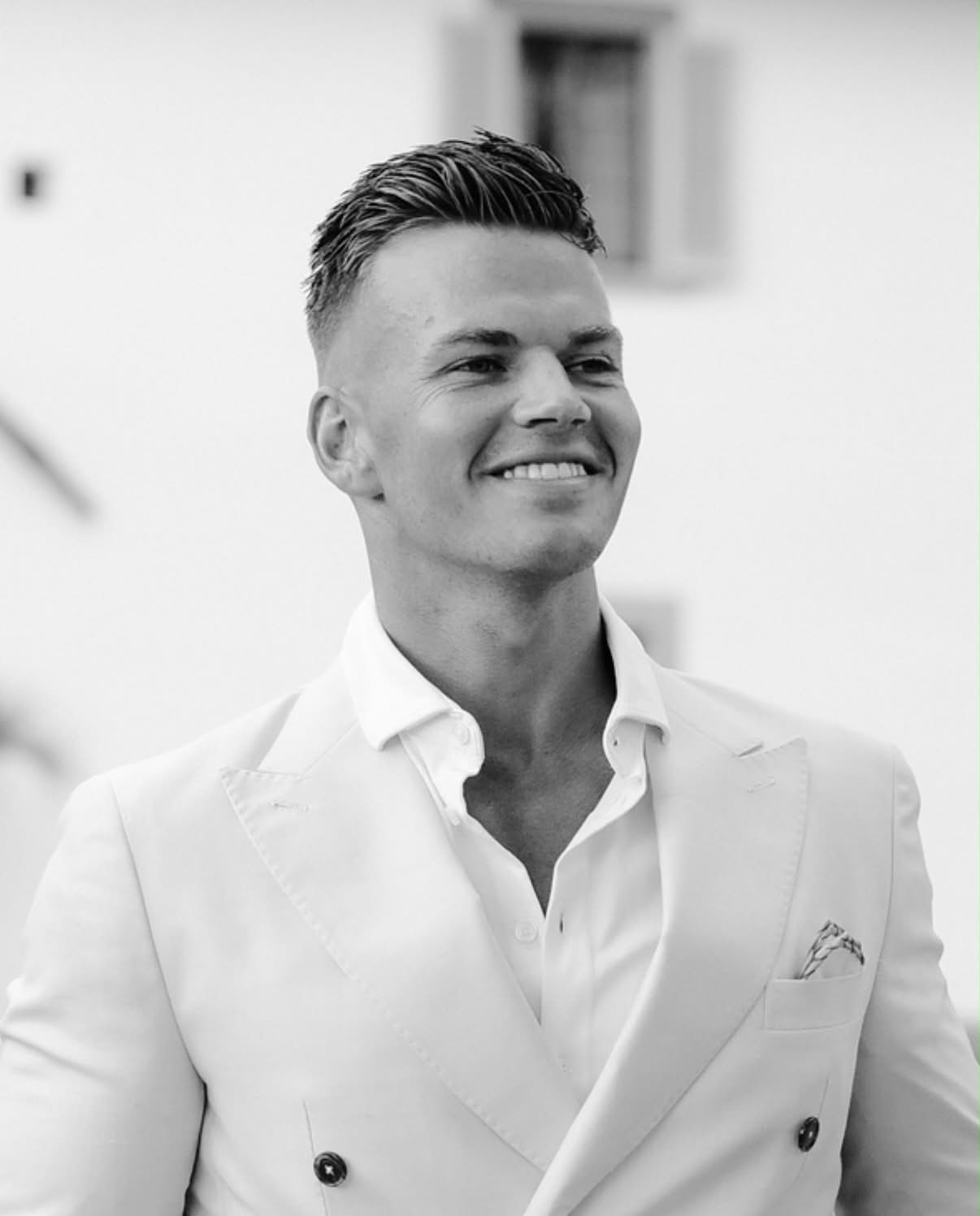 Søren Bælum i lyst jakkesæt under arbejdet med Business Mindset